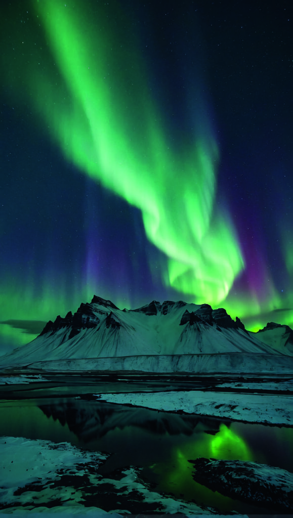 Faszinierende Aufnahme der Aurora Borealis (Nordlichter) am Nachthimmel als atmosphärisches Bildmotiv für das Hin & Weg-Projekt.
