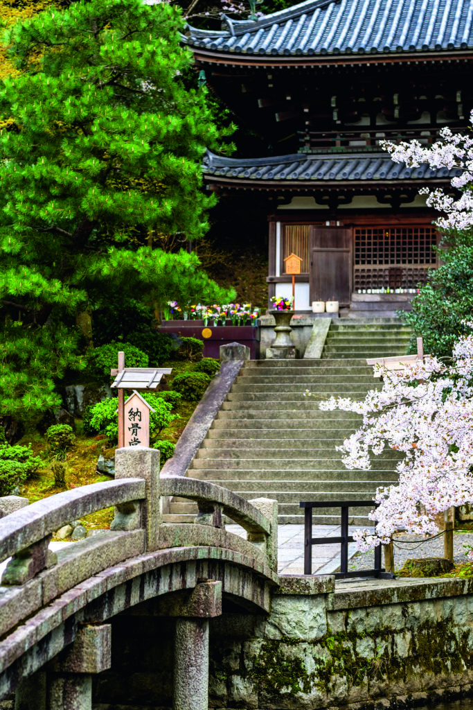 Stimmungsvolle Darstellung der japanischen Pagoden-Architektur, die das Reisethema der Hin & Weg-Case-Study unterstreicht.