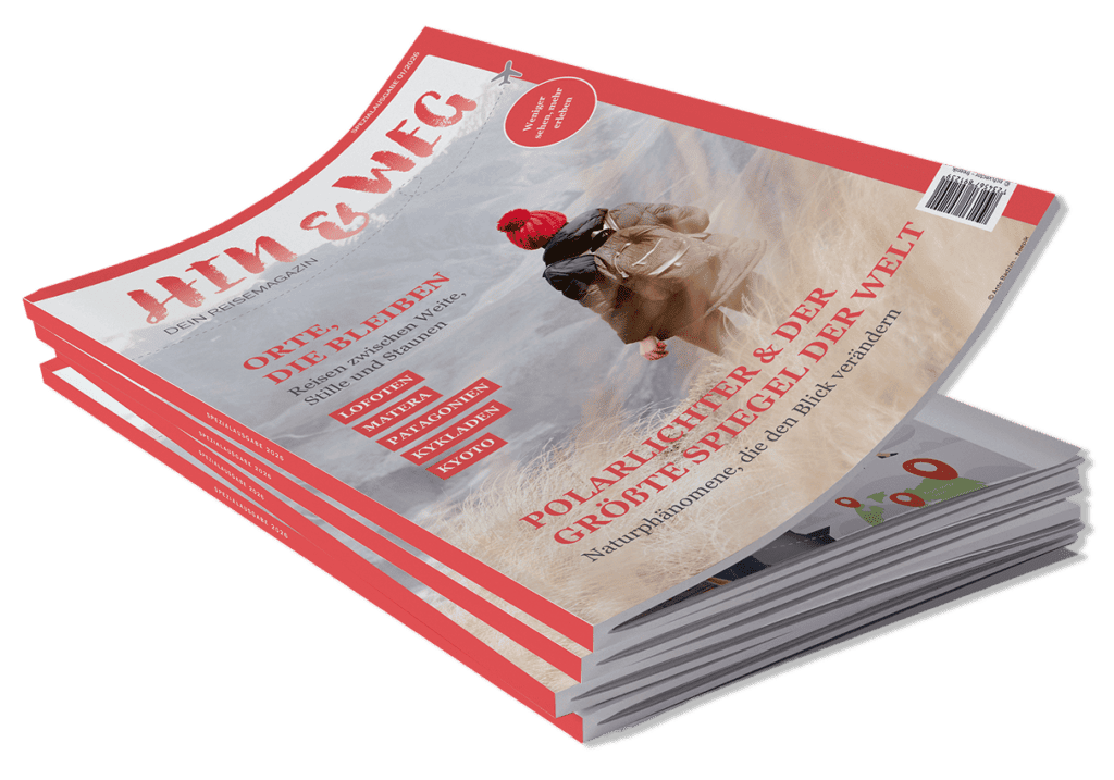 Mockup des gestalteten 'Hin & Weg'-Magazins in einer ansprechenden Präsentationsansicht.