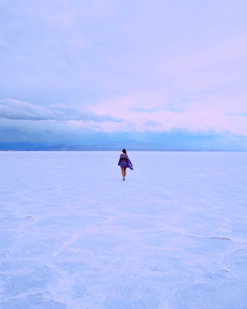 Weitläufige, beeindruckende Landschaftsaufnahme der Salar de Uyuni als zentrales Bildmotiv für die Hin & Weg-Reiseberichte.